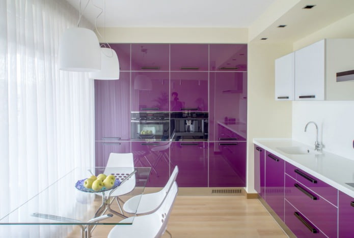 interior de cocina con set morado