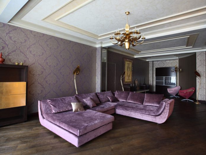 sala de estar con sofá morado y papel tapiz