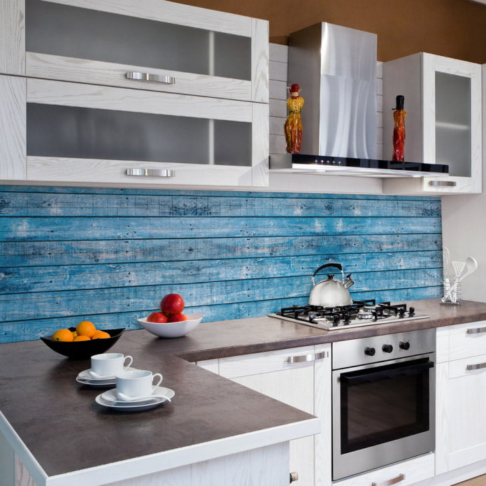 papel pintado autoadhesivo debajo de una tabla pintada en la cocina