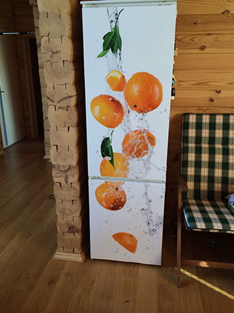 papel pintado con estampado de frutas en el frigorífico