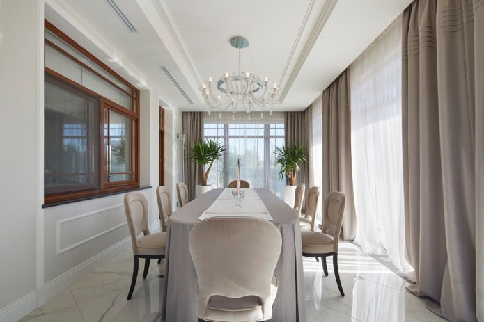 Cortinas beige en la cocina en un clásico moderno.