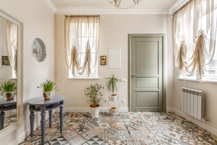 Cortinas de tul francés beige en el pasillo.