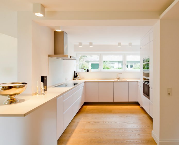 interior de cocina blanco con encimera de color vainilla