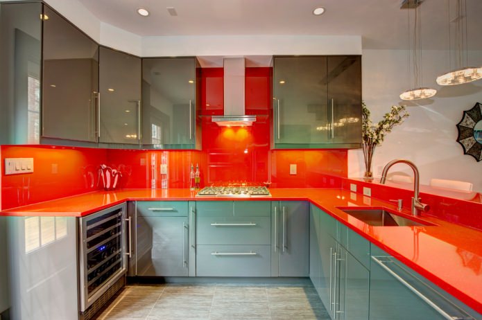 cocina con encimera de plastico rojo