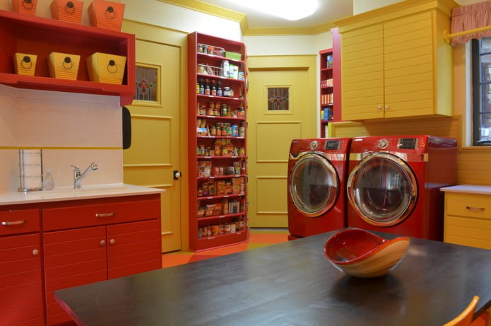 combinaciones de paredes amarillas y muebles y electrodomésticos rojos en la cocina