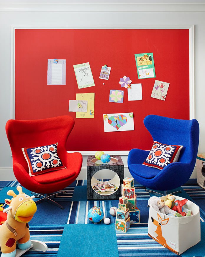 habitación infantil roja y azul