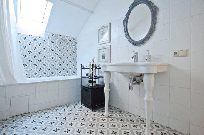 Interior de baño gris claro con azulejos decorativos