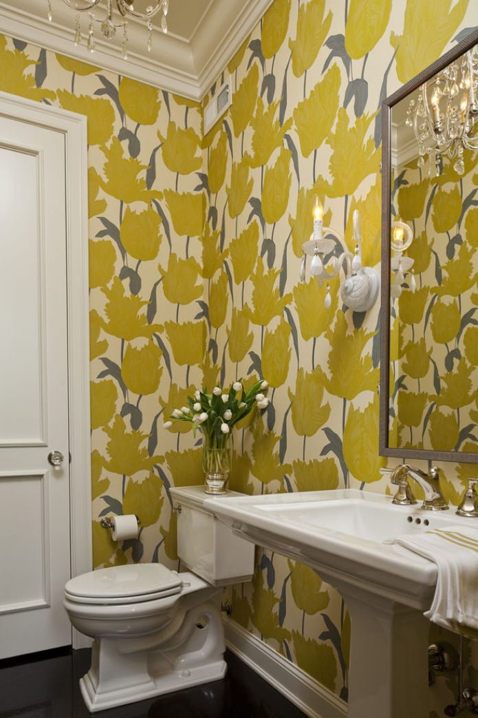 papel pintado amarillo en el baño