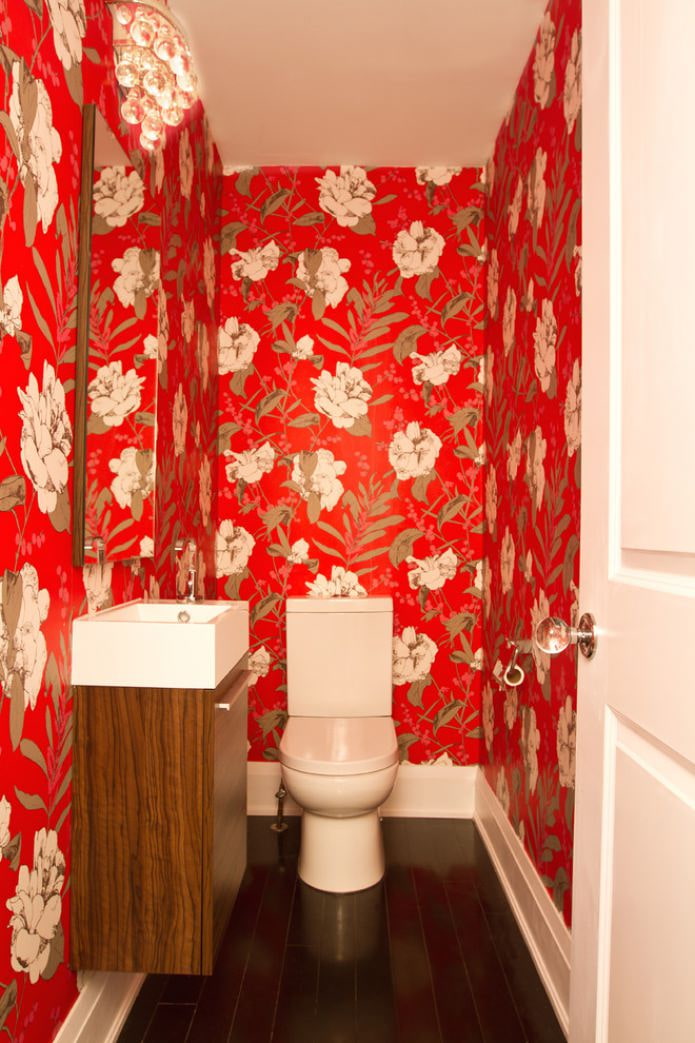 papel tapiz rojo en el baño