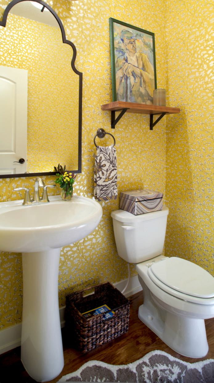 papel pintado amarillo en el baño