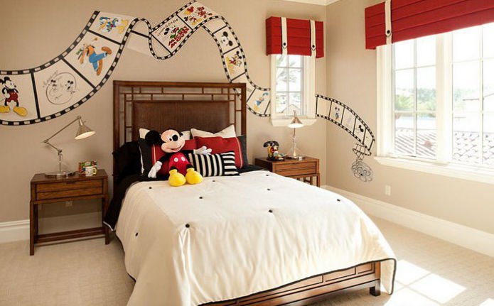 sa loob ng nursery kasama si Mickey Mouse