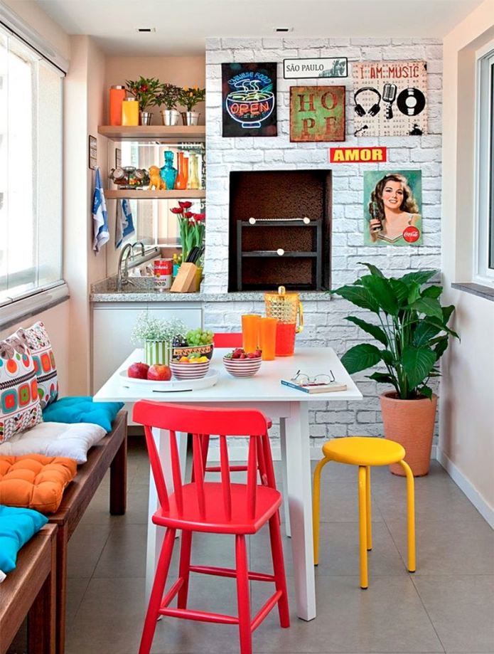 pequeña cocina boho con papel pintado de ladrillo