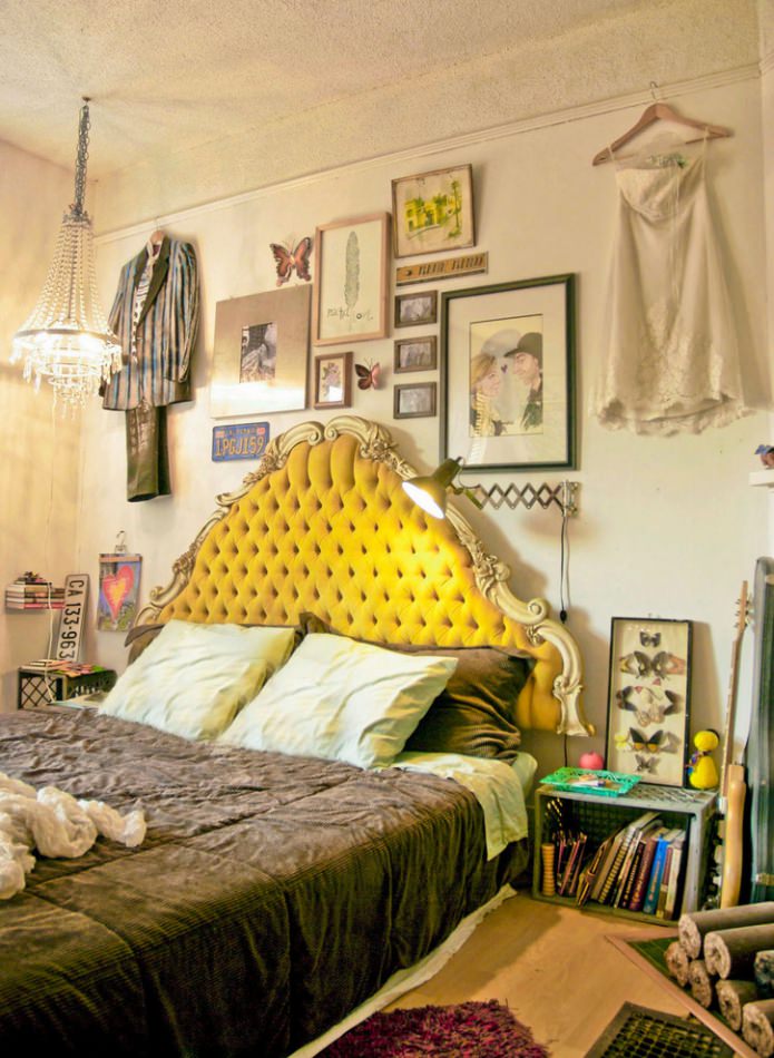 kwarto ng boho style na may dilaw na headboard