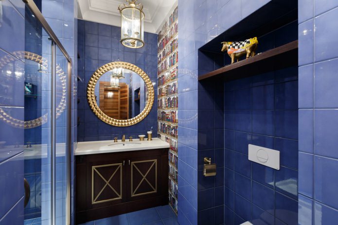 Interior de baño en tonos azules.