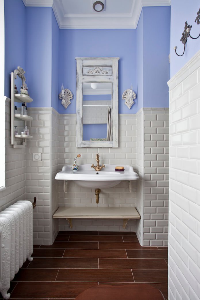 baño con azulejos marrones