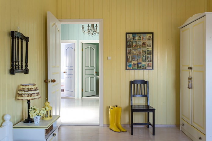 paneles de madera pintados de amarillo pálido