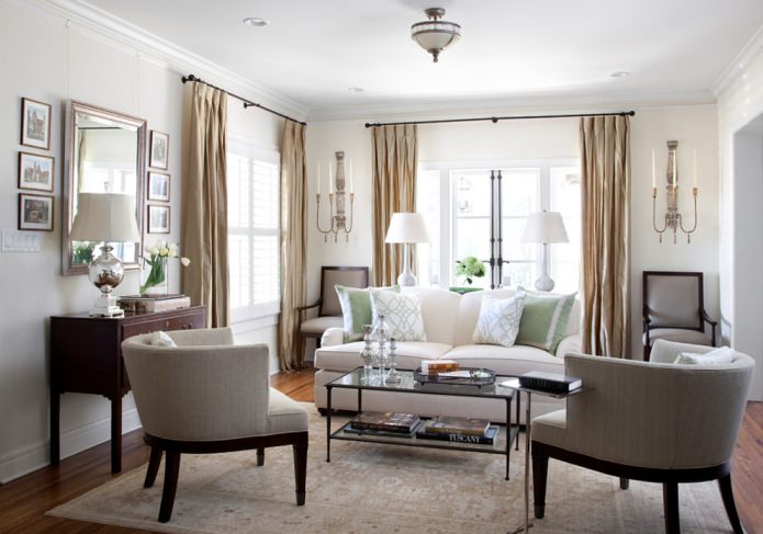 Cortinas beige en las ventanas del pasillo.