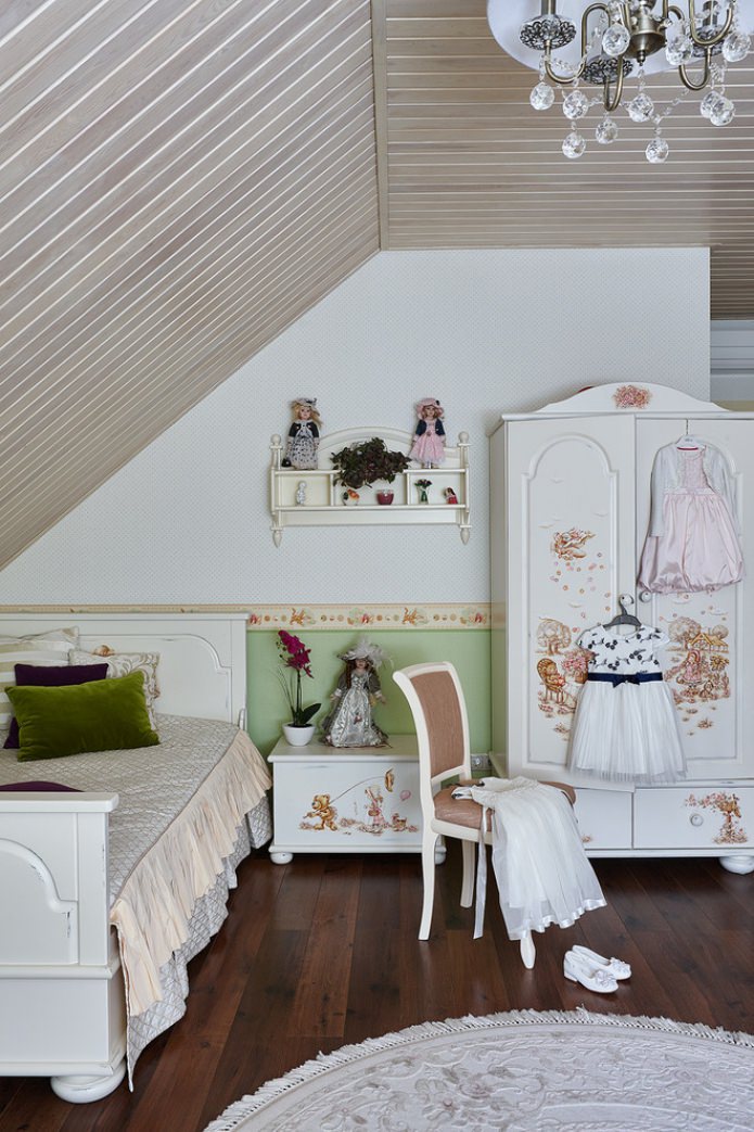 Attic nursery sa isang klasikong istilo