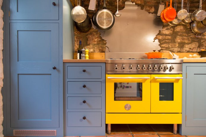 Fachada de horno amarillo en cocina azul