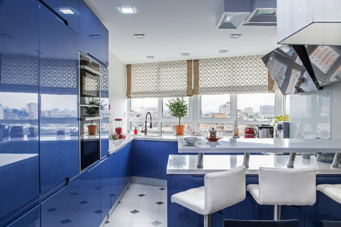 cortinas beige en la cocina azul