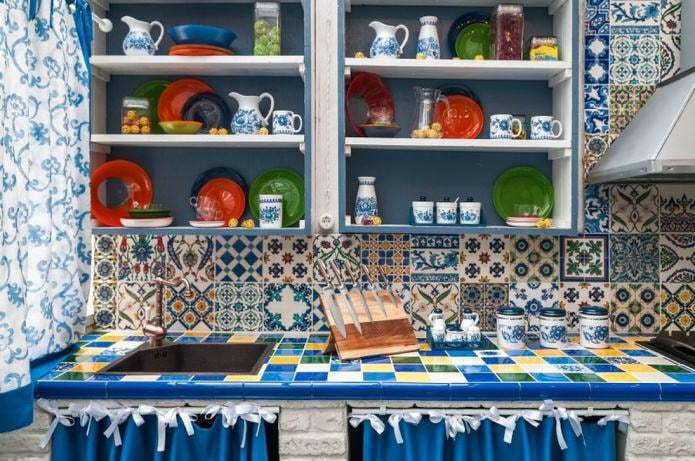 tablero de la mesa acabado con azulejos multicolores