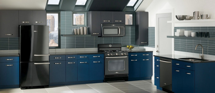 gabinetes de cocina superiores en color grafito con frentes azul oscuro