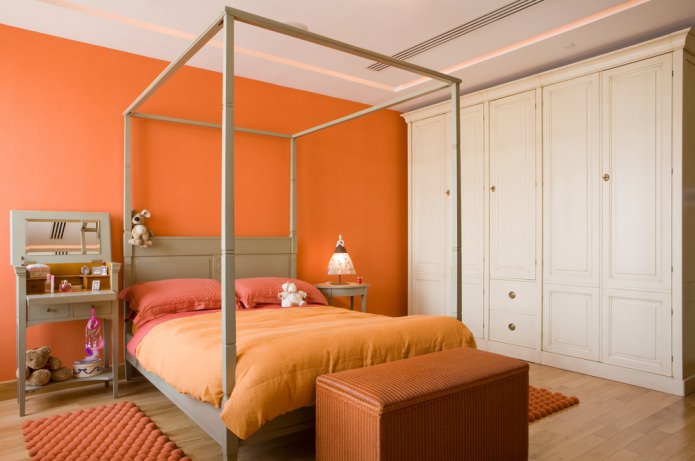 dormitorio con pared naranja y textiles.