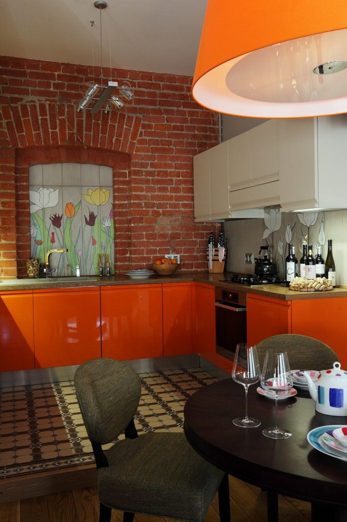 Interior de cocina tipo loft con set naranja