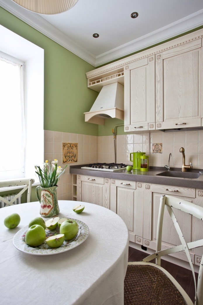 beige en una cocina verde