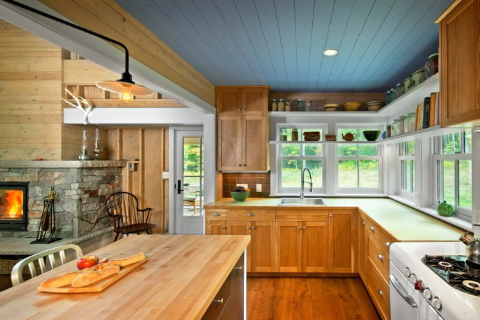 cocina de estilo rústico con techo de madera azul