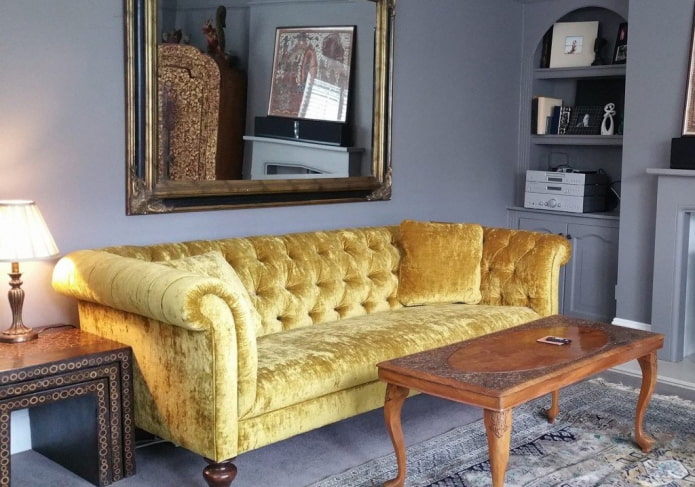 Sofá Chesterfield amarillo en el interior.