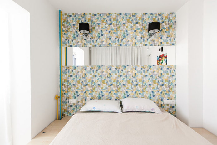 dormitorio con pared decorativa imitando mosaico