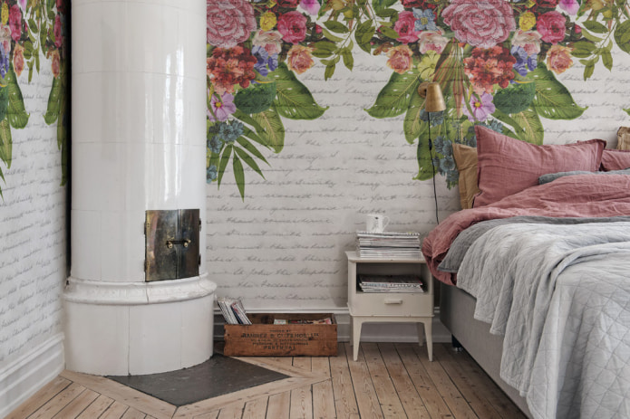 dormitorio en estilo provenzal con decoración de pared con papel tapiz fotográfico