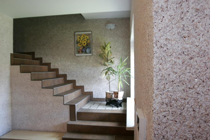 escalera con papel tapiz líquido