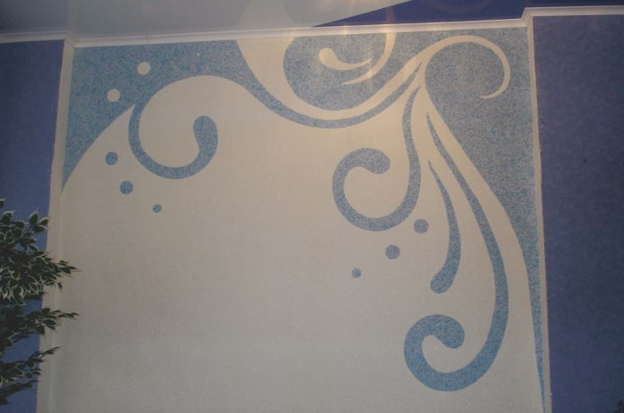 papel pintado blanco con patrón azul