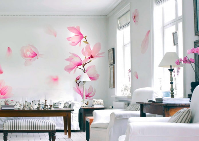 papel pintado con magnolia en la sala de estar