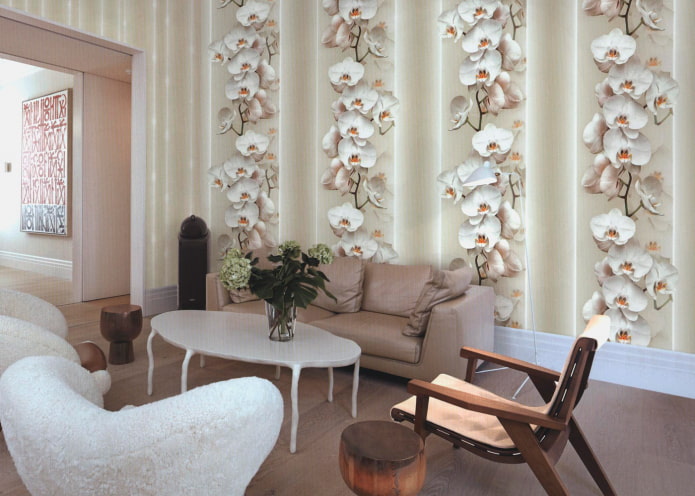 papel tapiz con orquídeas en el interior de la sala de estar