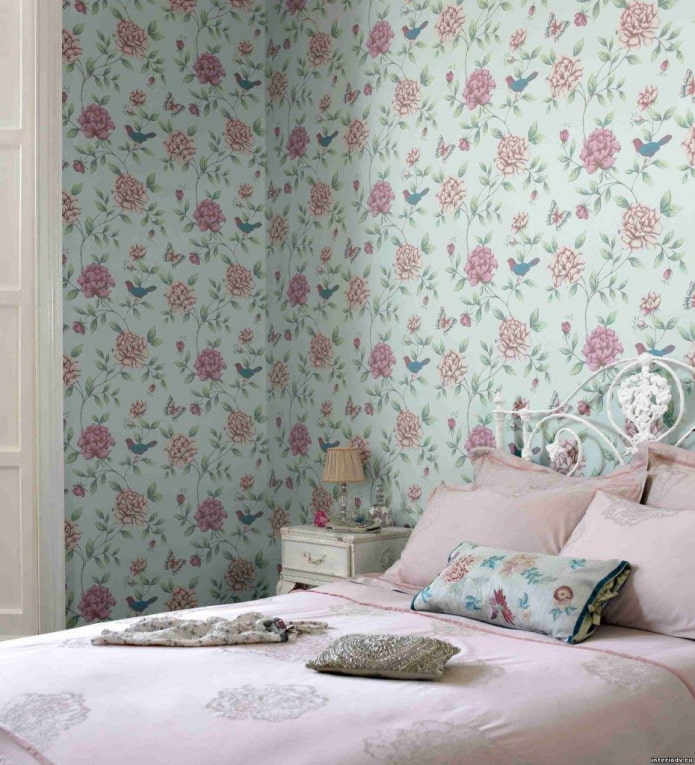 papel pintado con estampado floral en el interior del dormitorio