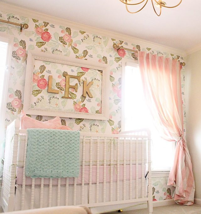 papel pintado con estampado floral en el dormitorio para niña