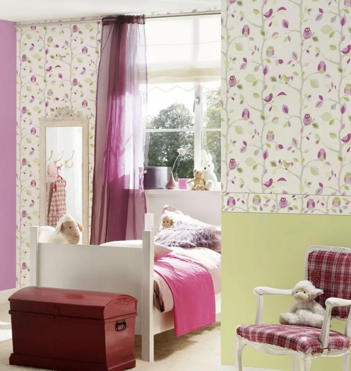 papel pintado con estampado floral en el dormitorio para niña