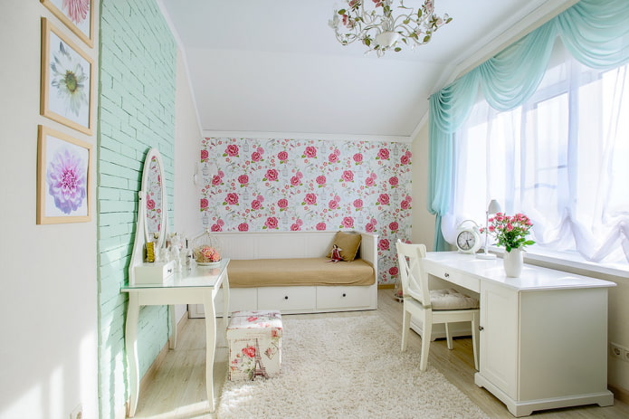 papel pintado con estampado floral en el dormitorio para niña