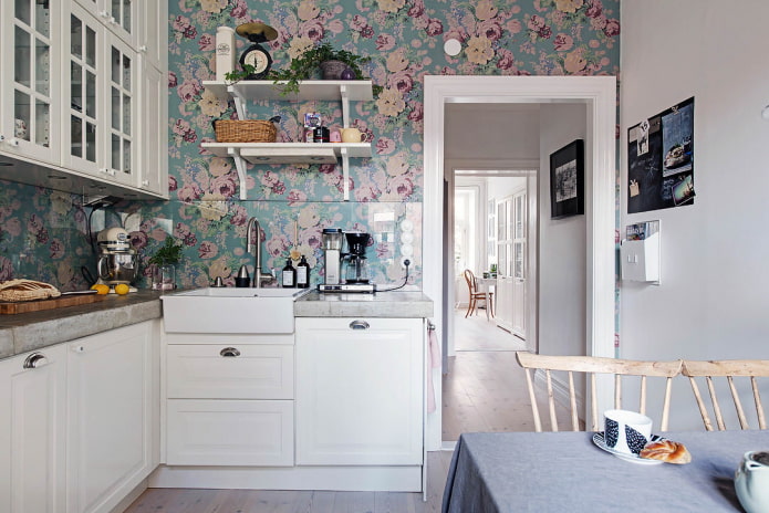 papel pintado con estampado floral en la cocina