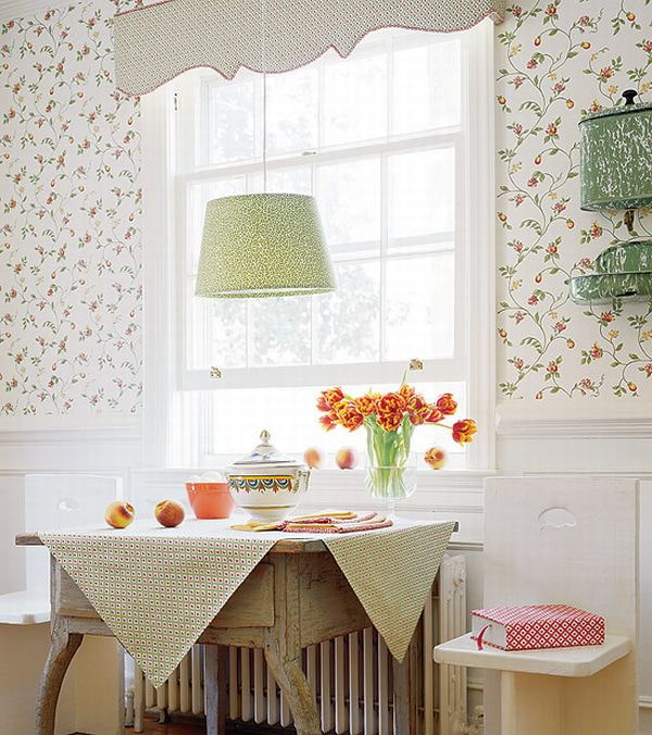 papel pintado con estampado floral en el interior de la cocina