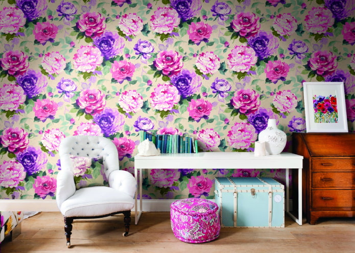 wallpaper na may peonies sa interior