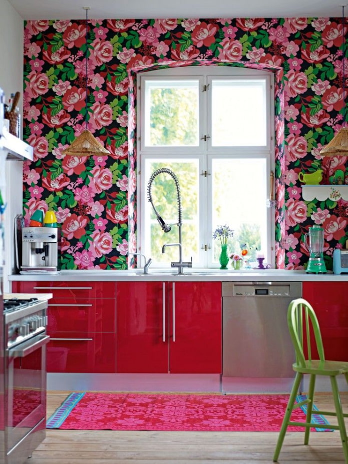 papel pintado con flores en la cocina