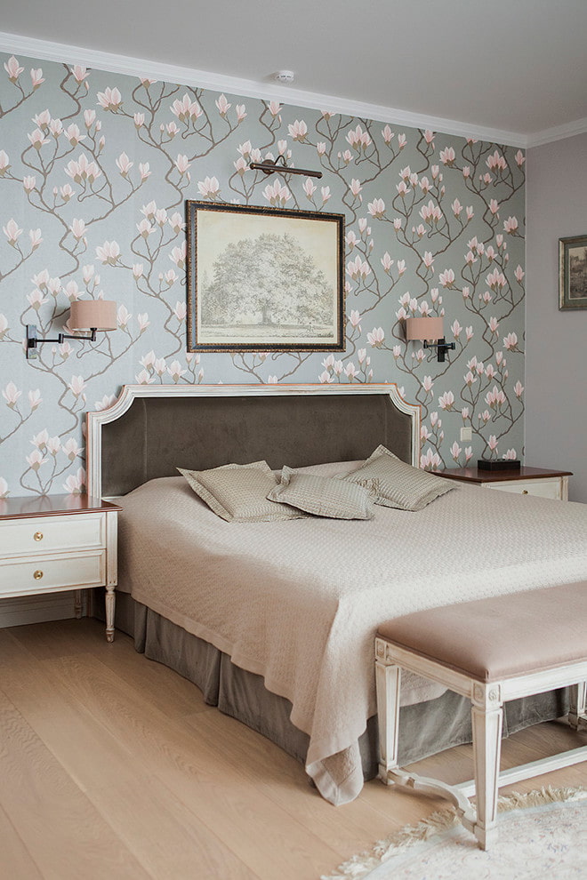 papel pintado de tela con estampado floral en el dormitorio