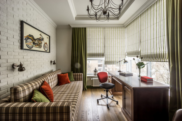 estudio elegante con una combinación de cortinas y cortinas romanas