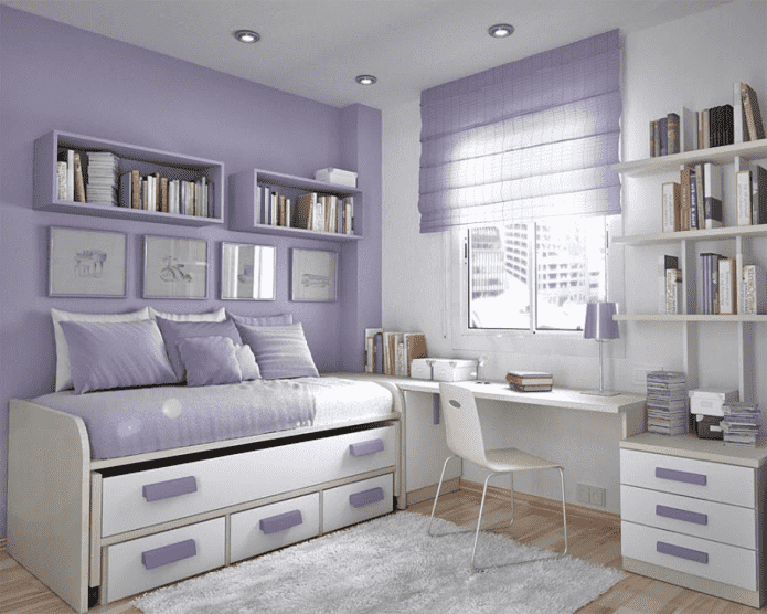 combinación de cortinas romanas lilas con papel tapiz