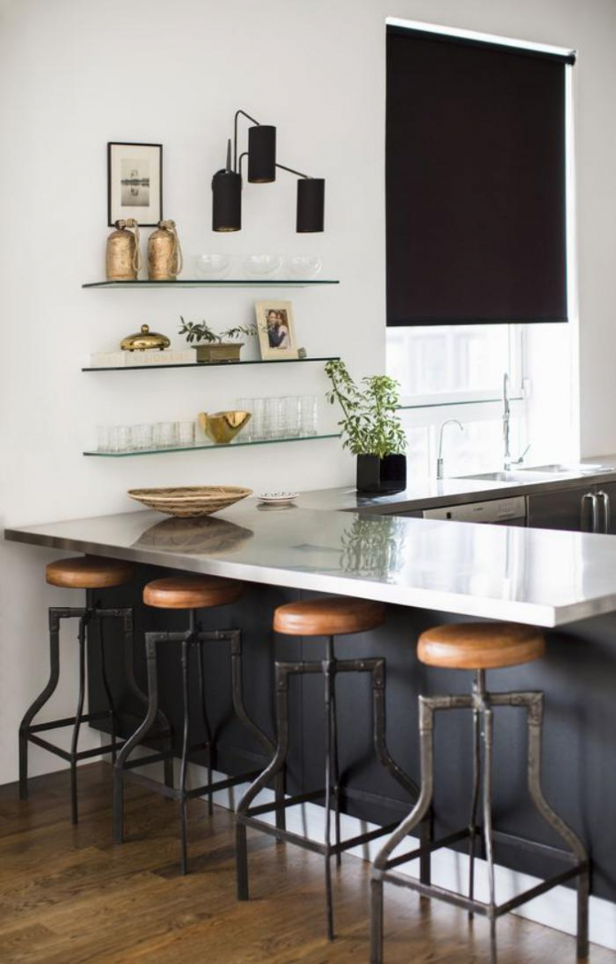 interior de cocina con cortinas negras