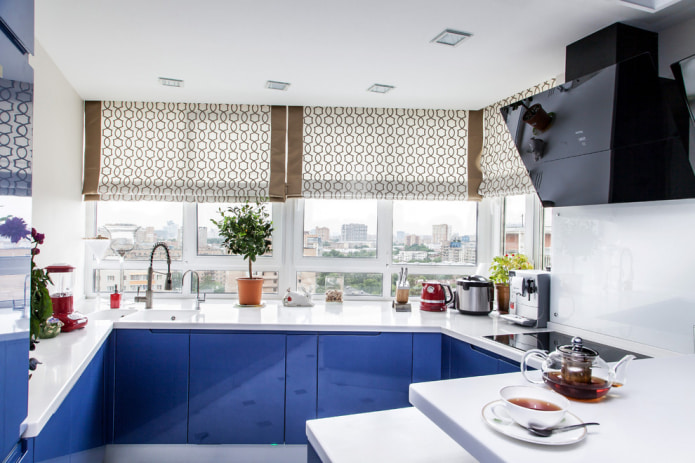 cortinas blancas y marrones en la cocina